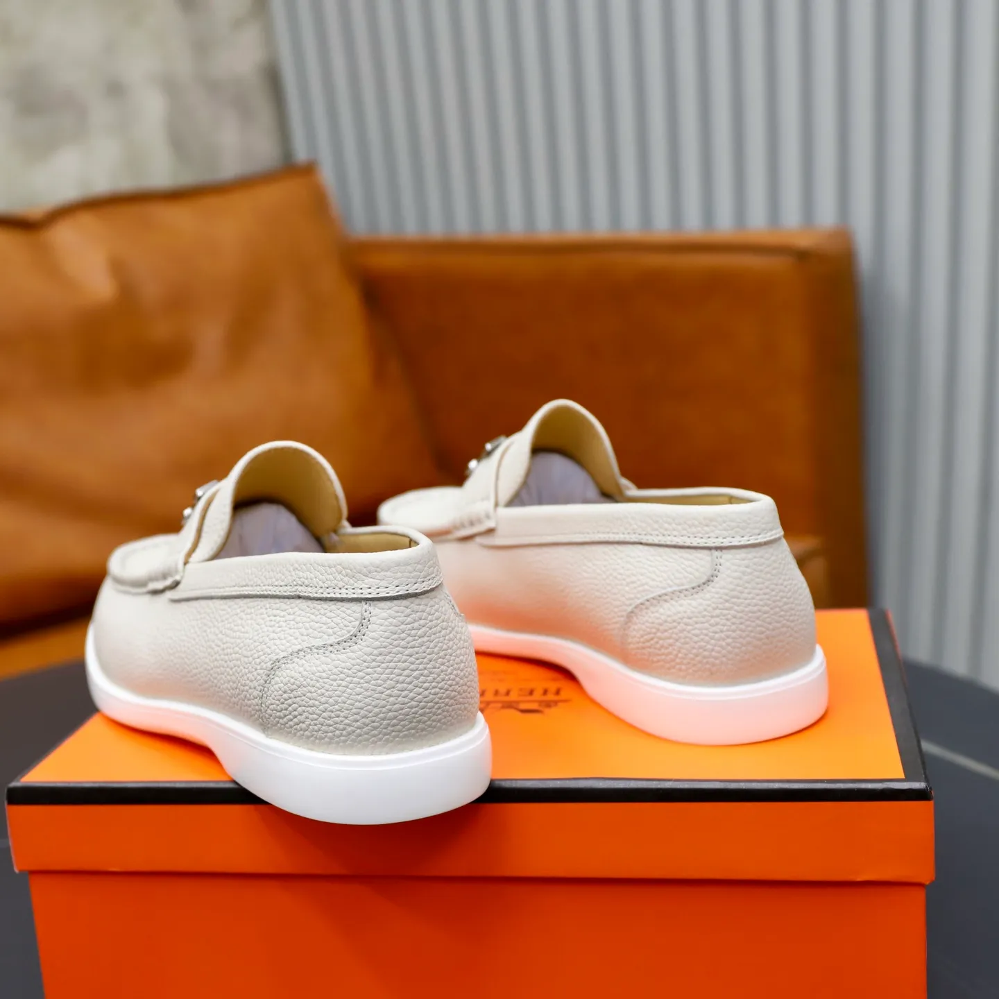 Ex-factory price: 560💰Hermès/Hermès slip-on men's shoes. This shoe is made of imported pebbled cowhide. It has simple and smooth lines and is combined with aerodynamically designed 3CM rubber foam ultra-light soles! Youthful and fashionable, classic H-shaped hardware buckle decoration, calf lining gently wraps the feet, with logo cowhide feet, casual and urban style, highlighting youthful vitality, sports and leisure version, super versatile, code number: 38-39-40-41-42-43-44 standard leather shoe size (45 can be customized but does not support returns)